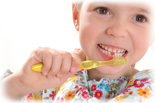 ca 6 jähriges Mädchen mit Zahnbürste beim Zähneputzen
