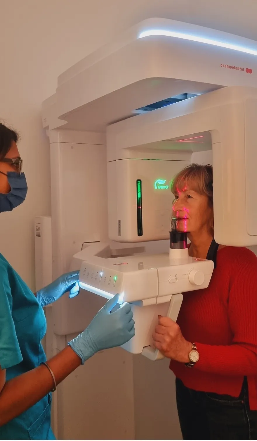Patientin am 3D-Röntgengerät (DVT) in der Praxis für Zahnheilkunde Marcus Besler