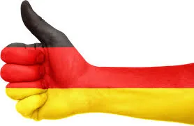 Daumen hoch in den Farben Deutschlands: Zahnersatz aus deutscher Herstellung
